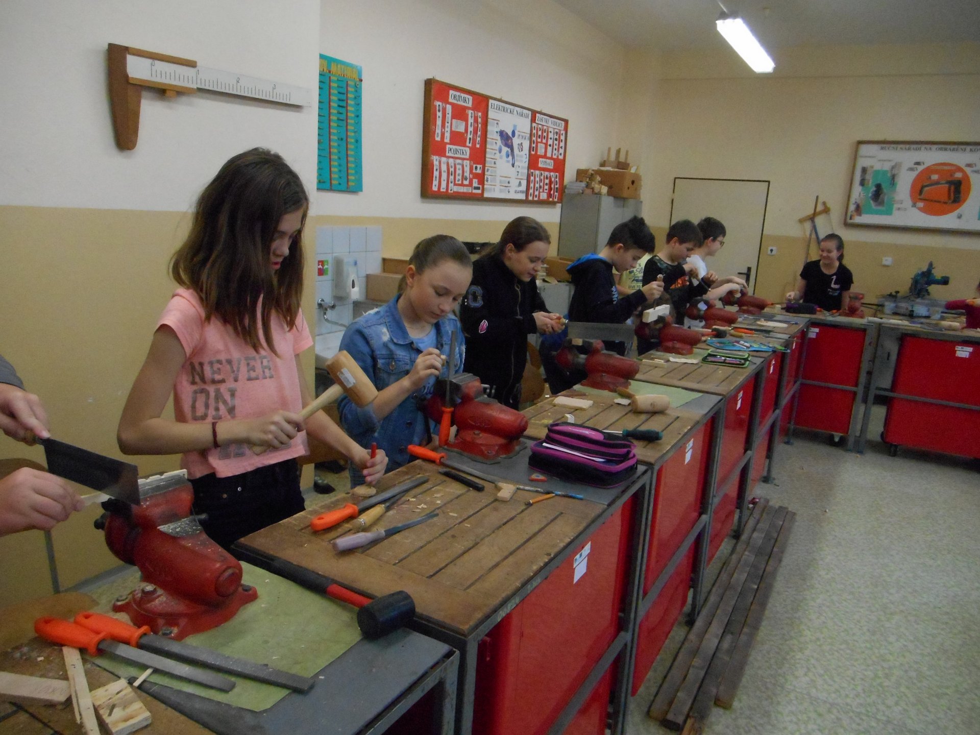 Práce se dřevem ve školních dílnách