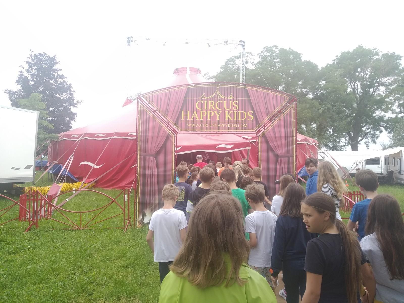 Cirkus ve škole