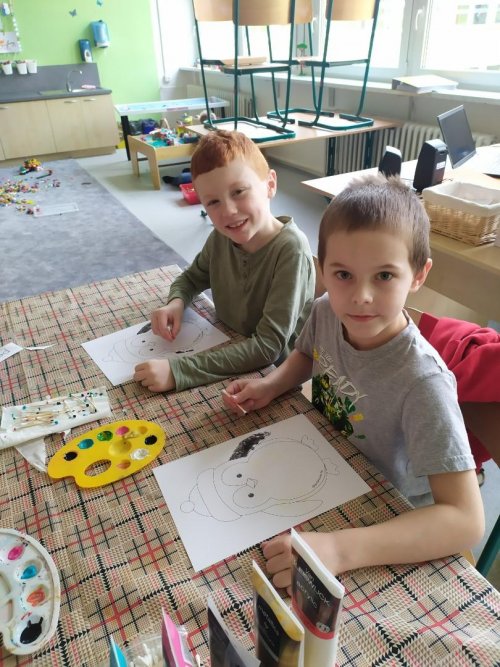 Tučňáci malují a stříhají tučňáky