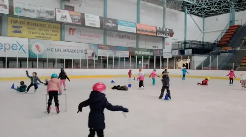 UČÍME SE, PRACUJEME, SPORTUJEME ...