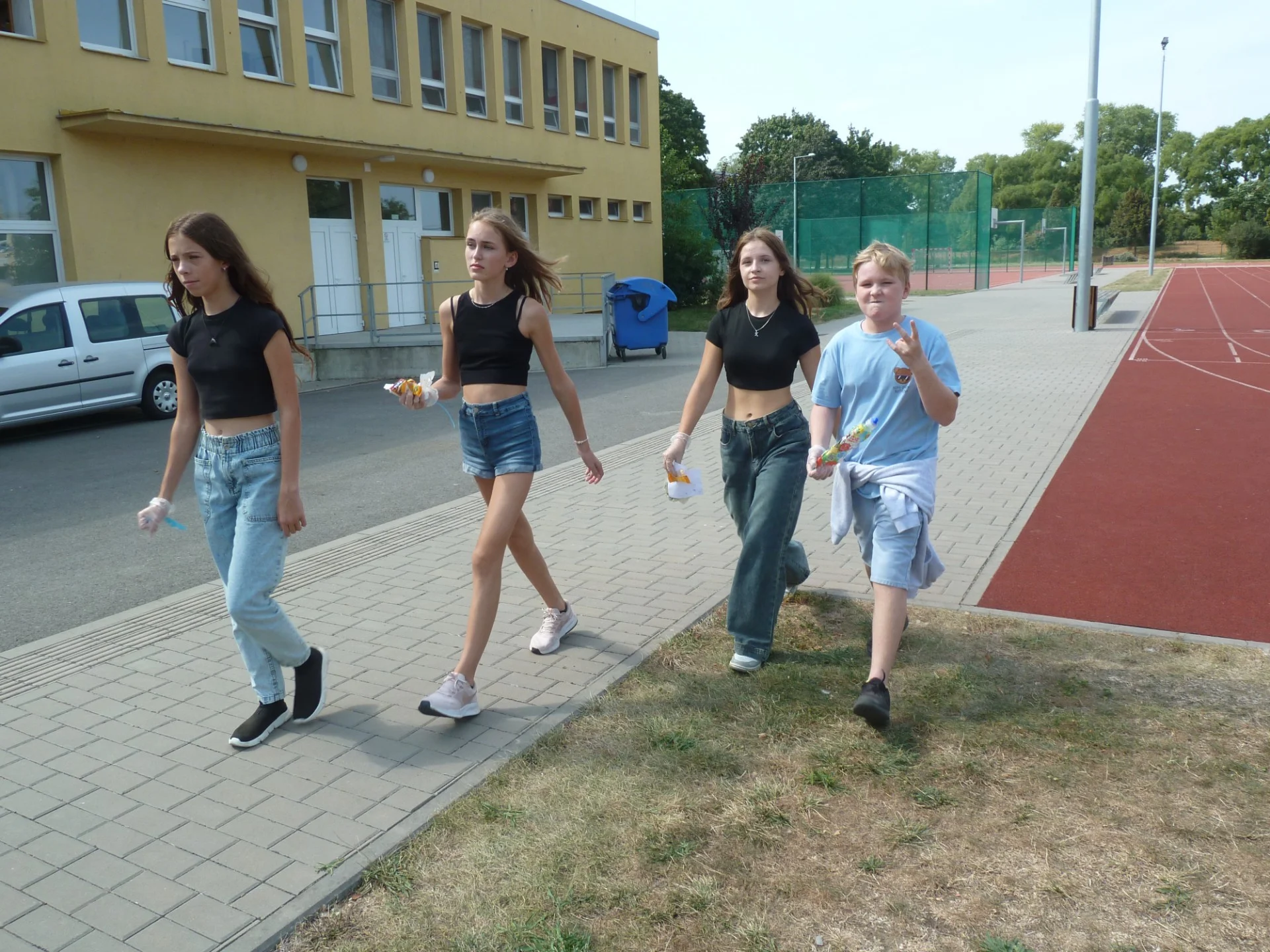 Úklid okolí školy 6. 9.