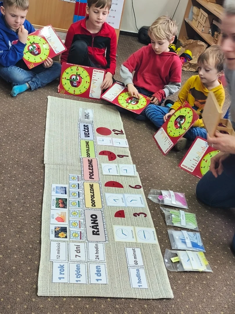 Čtvrt, půl, tři čtvrtě, celá - ukaž mi ručičko, kolik to dělá.